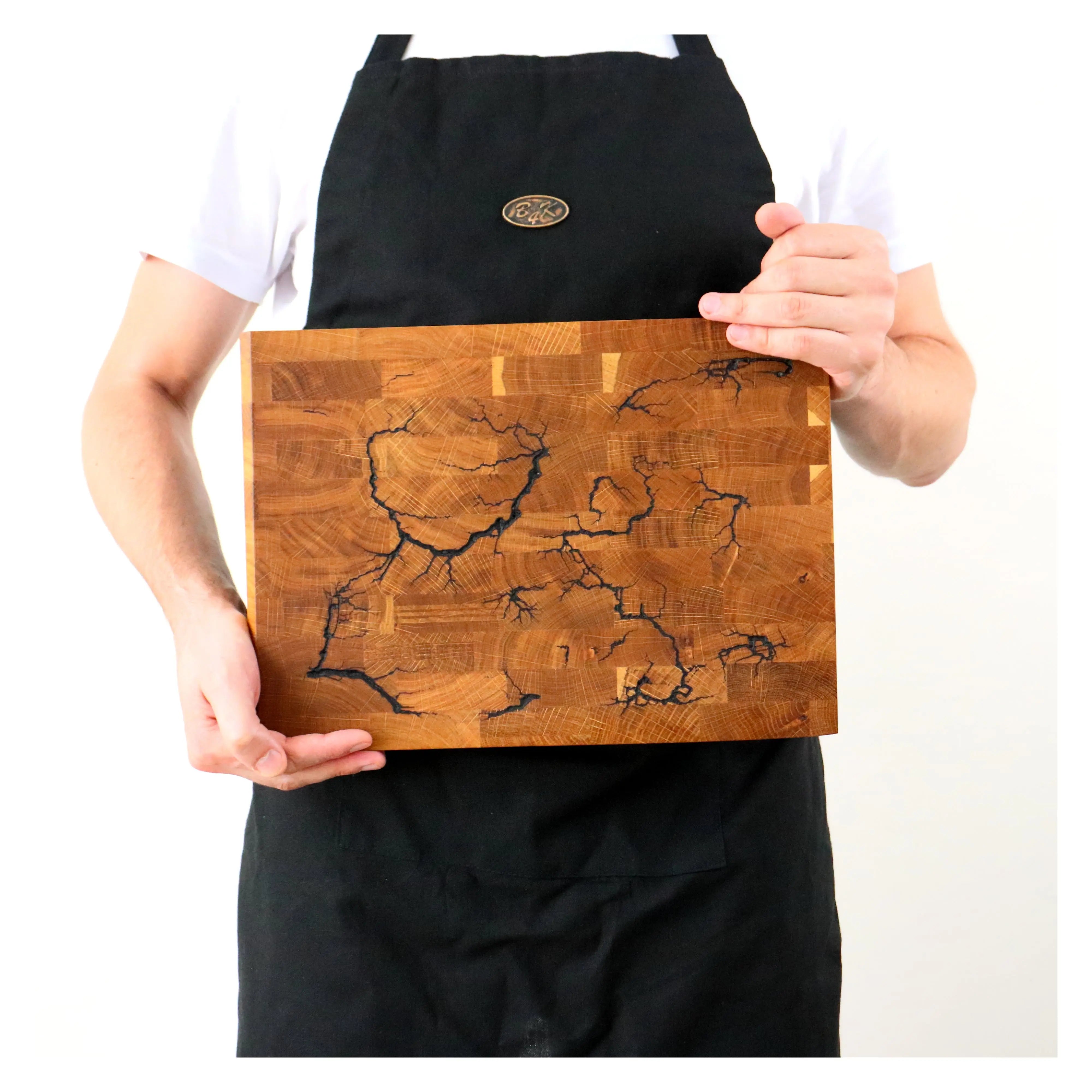 Exklusives Stirnholz Schneidebrett Eiche 35x25x4 cm mit Lichtenberg-Figuren. Ansicht von oben und seitlich zur Veranschaulichung der realen Größe und Bauweise. Funktionales Unikat mit außergewöhnlichem Erscheinungsbild.