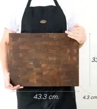 Exklusiver Mooreiche Hackblock, 43,3x33x4,3 cm, mit Größenvergleich und Infografik. Darstellung der Ansicht von oben und der Seitenansicht. Dunkles, edles Stirnholz in massiver Ausführung für die Profiküche.