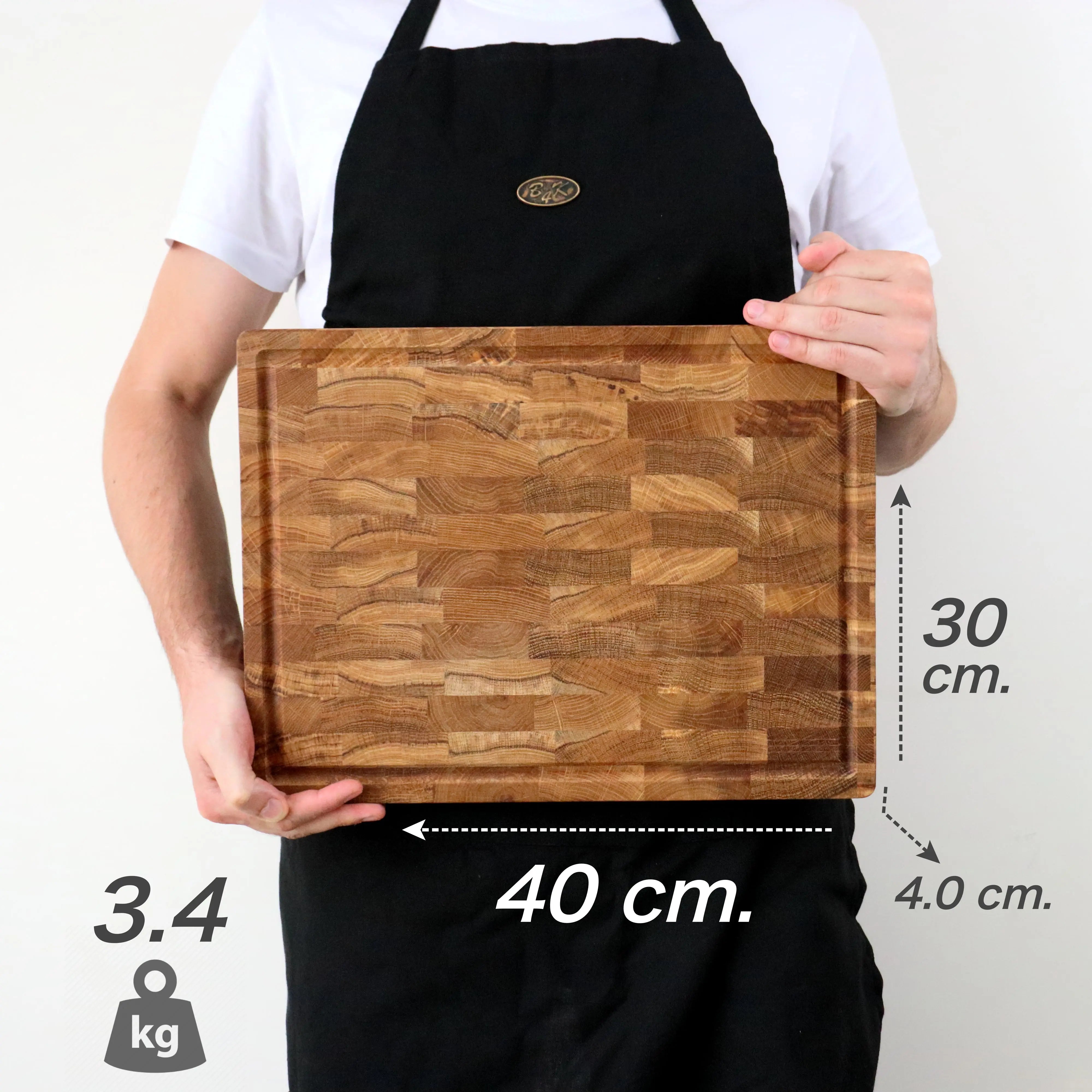 Profi-Hackblock aus Eiche 40x30x4 cm, Gewicht 3,4 kg. Produktfoto mit Infografik zur Ansicht von oben und von der Seite. Hochwertiges Stirnholz mit Saftrille, präsentiert zur Veranschaulichung der realen Größe.