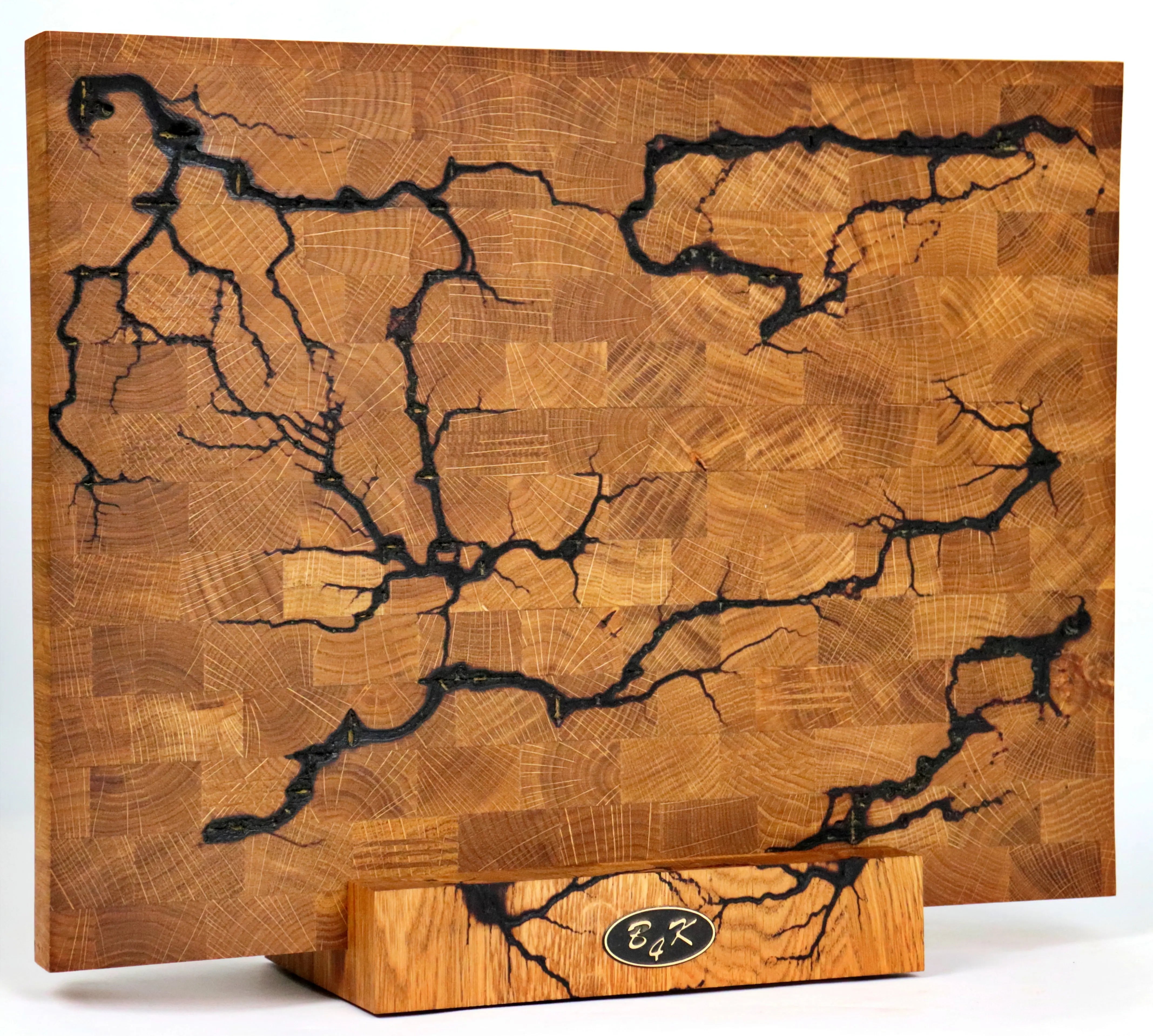 Lichtenberg Hirnholz Designerbrett Eiche 40x30x4 cm im realen Größenvergleich. Kombinierte Ansicht von oben und seitlich zur Darstellung der Materialstärke и der einzigartigen Blitz-Optik. Hochwertiges, handgefertigtes Unikat für die Küche.