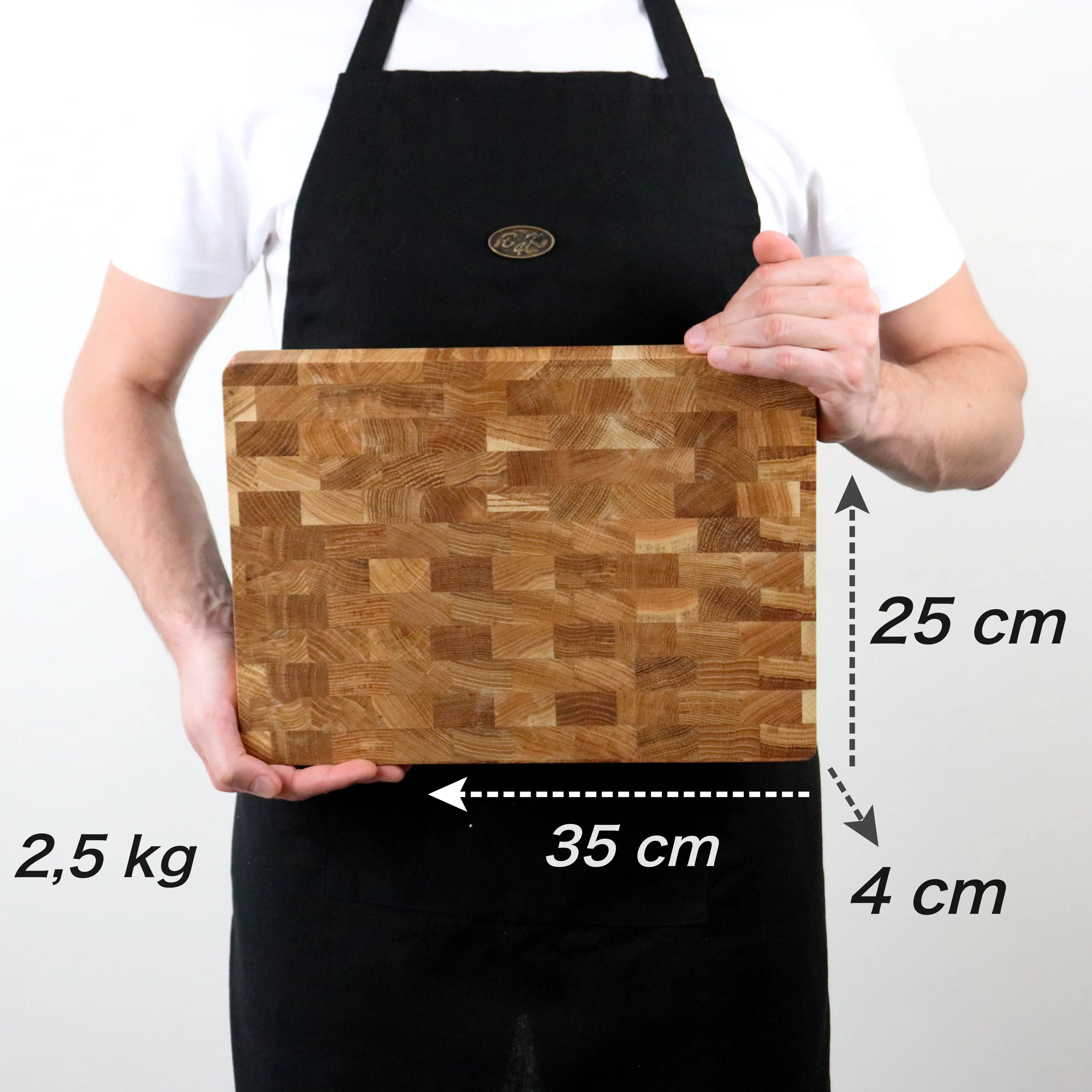 Massives Stirnholz Küchenbrett Eiche 35x25x4 cm im realen Größenvergleich. Produktfoto mit Infografik zur Ansicht von oben und seitlich. Kompakter Hackblock mit 2,5 kg Gewicht für stabiles Arbeiten in der Küche.