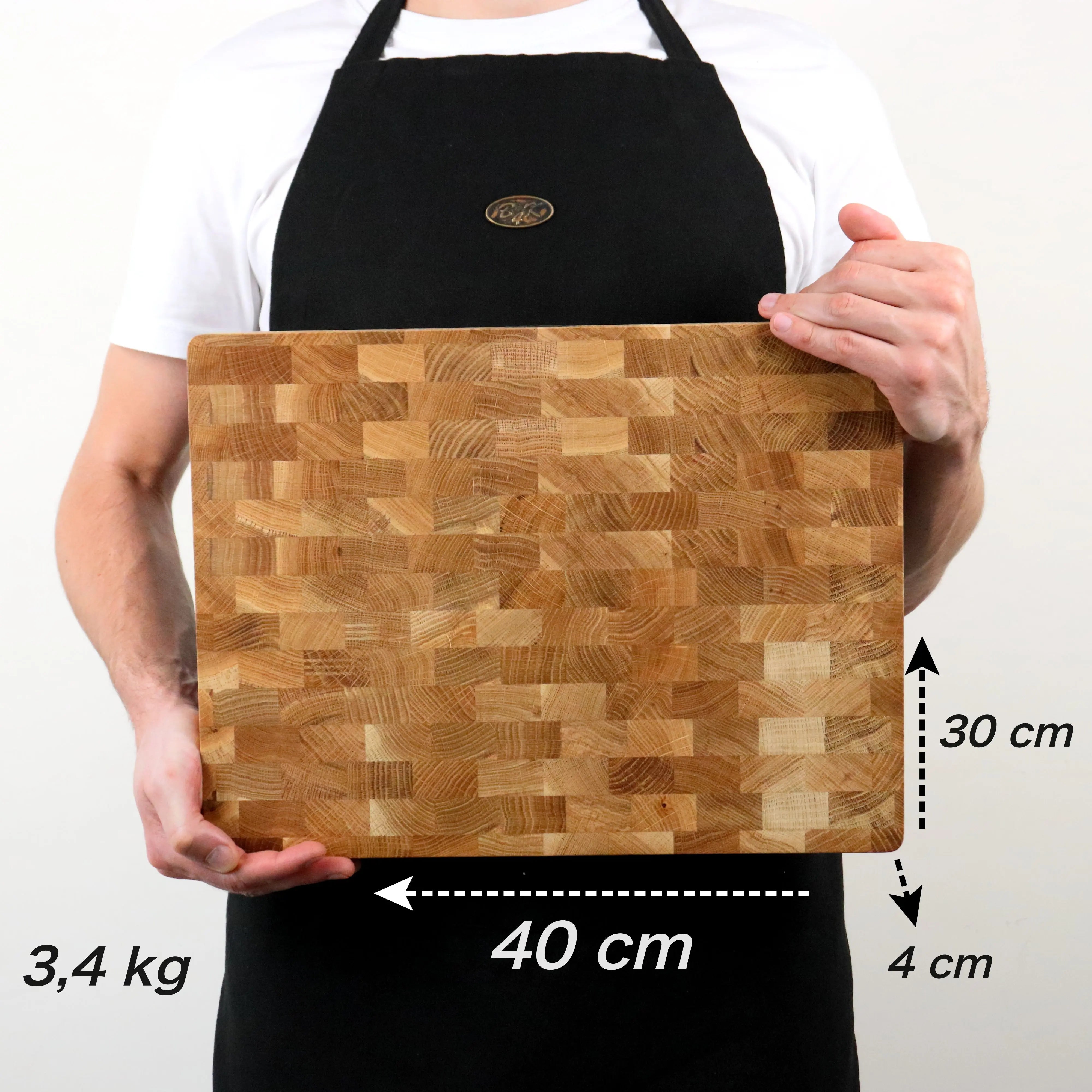 Massiver Eichen-Hackblock 40x30x4 cm, 3,4 kg schwer. Infografik zur Veranschaulichung der Ansicht von oben und von der Seite. Hochwertiges Stirnholz-Schneidebrett für die Profiküche im realen Größenvergleich.