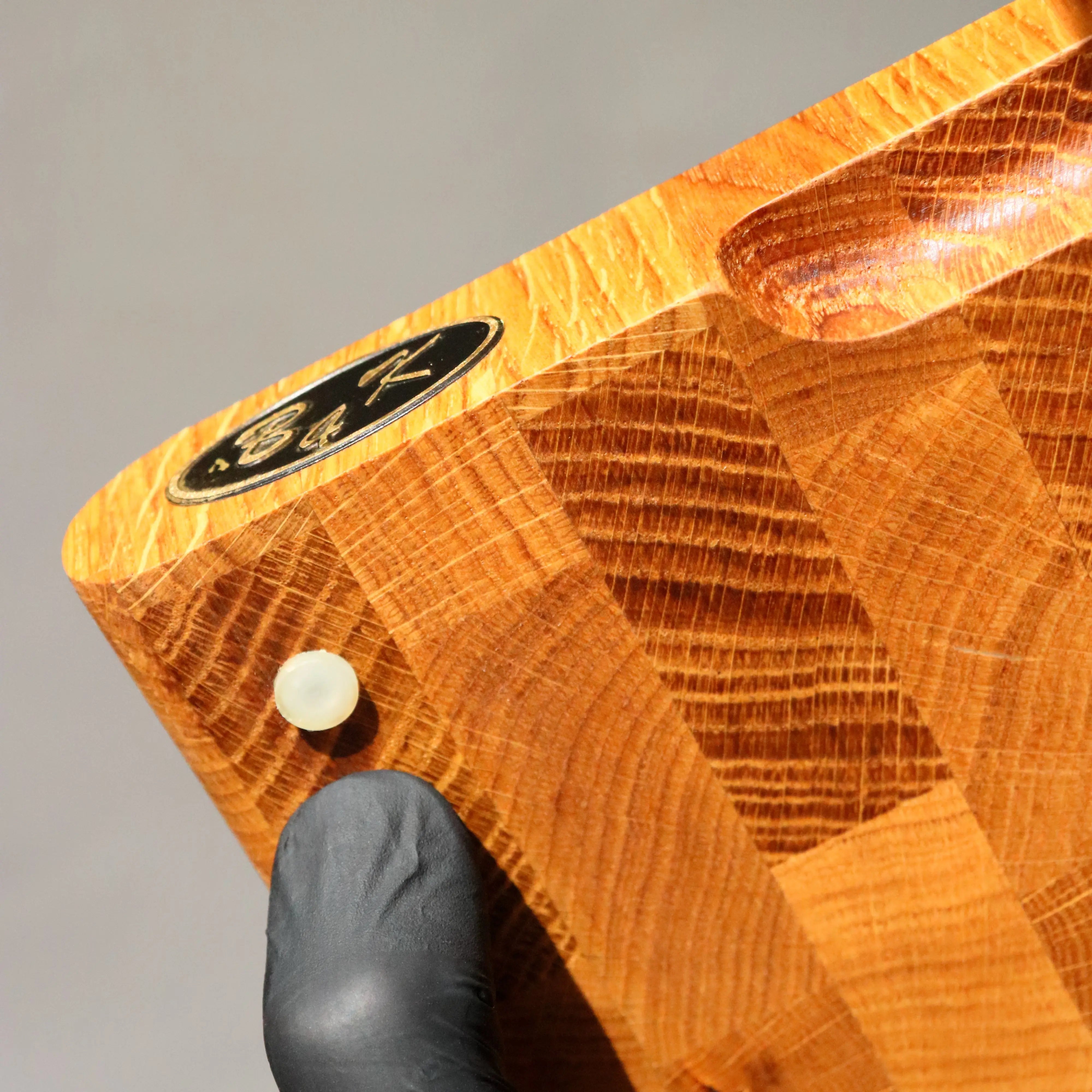 Massives Hirnholz Schneidebrett Eiche 45x30x3cm | Mit Ständer B4K